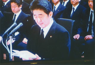 弔辞を読む安倍首相
