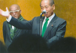 演説する宗男さん