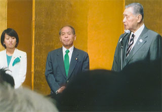 挨拶する森元首相