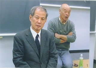 学校で。牧野さんと一緒