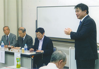 このあと、３人でトーク（右は司会の岩井氏）