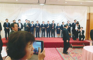 怪我をしてるのに司会をしてます