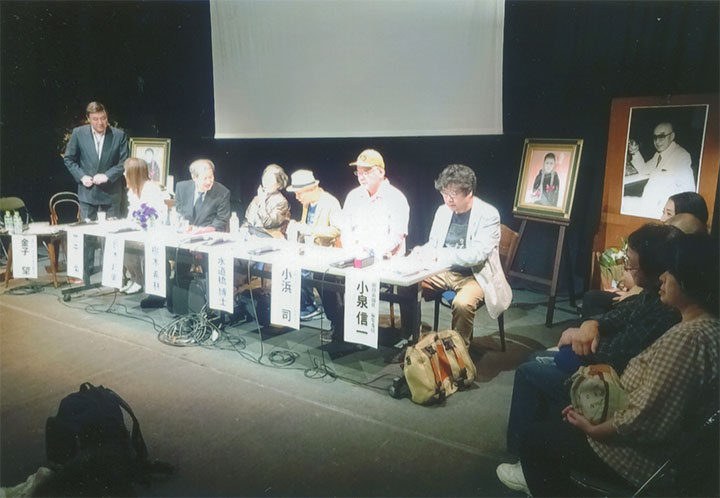 壇上まで人が…