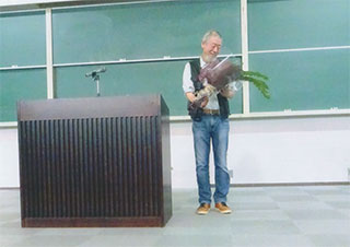 講演後、花束を贈られました