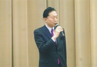 挨拶する鳩山由紀夫さん