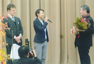 花束を贈られる木村氏