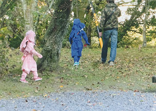 子供の忍者が歩いてます