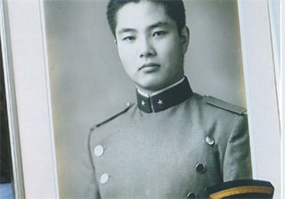 正面から見ると、こっちを見てます