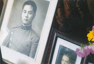 右横から見ても、こっちを見てます