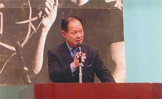 講演する岡山典弘さん