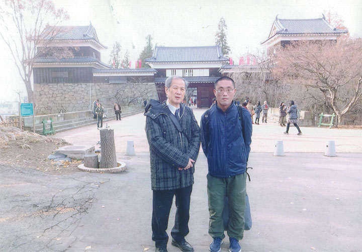 上田城の前で。12/4