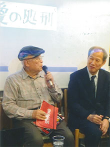 伊藤文學さん。脚本を持って