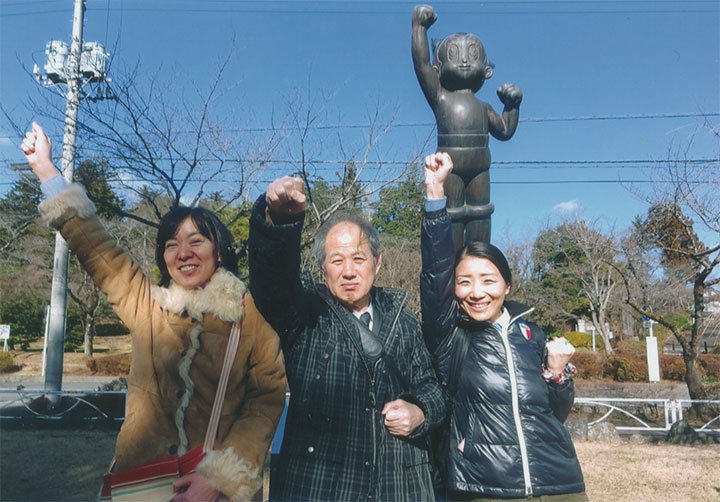 鉄腕アトムの像の前で