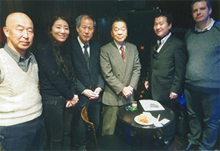 倉持清さん（中央）を囲んで