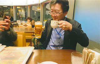 ビールとコーヒーを同時に飲んでます