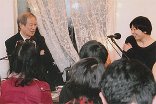 聞き手の金井真紀さんと