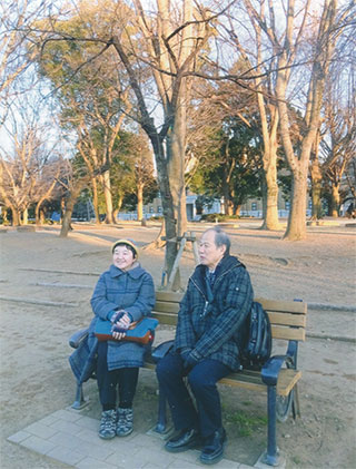 公園のベンチで