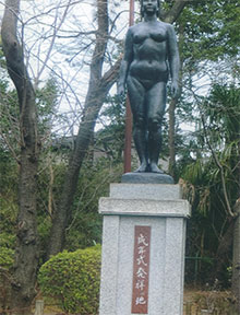 こんな銅像も建ってます