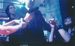 拳銃で脅してます