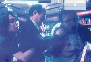 いきなり殴りつけます