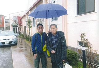 教会の外で。平田君と