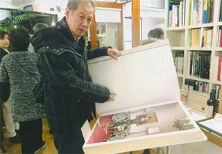 巨大な写真集がありました