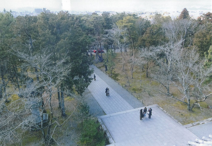 はるか下に人が