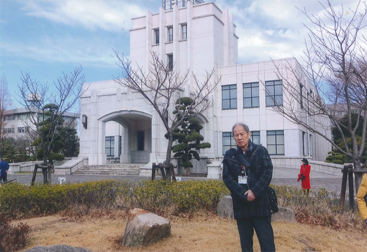 三島が演説した建物の前で