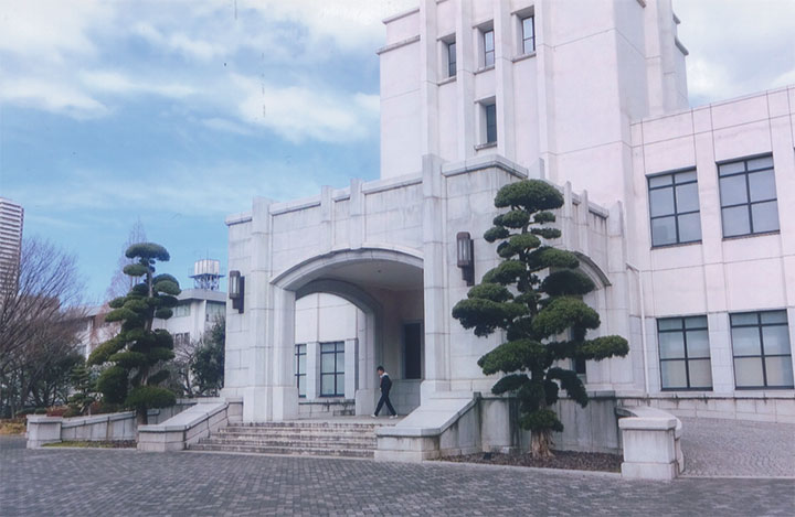 今も堂々と建ってます