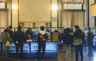 後ろは「展示コーナー」です