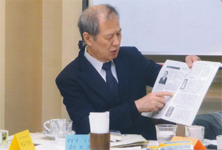 資料を手に「基調演説」