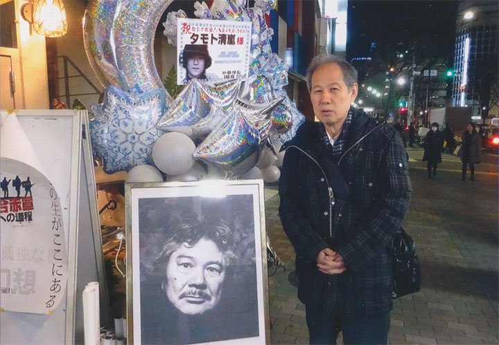 若松監督の前で