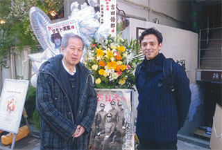 映画ポスターの前で