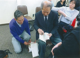 サインをしてます