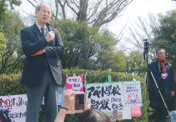 国会正門前で。２万人を前に