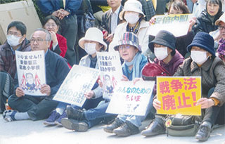 最前列で座り込み