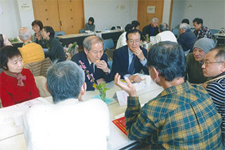 お菓子を食べながら話し合う