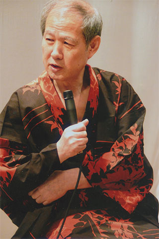 「三島柄」の着物を着て