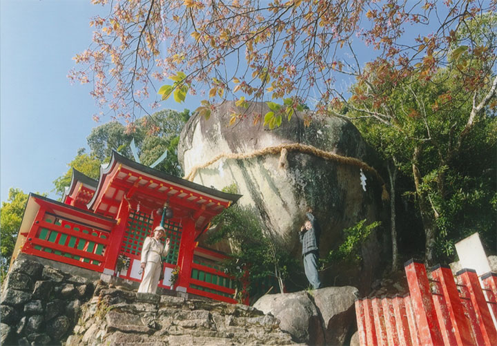 頂上には神社と巨岩が
