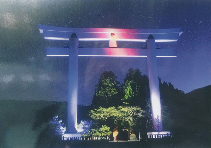 正月にはライトアップされる