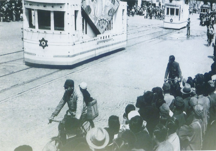 新憲法を祝う花電車