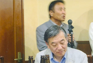 挨拶する山城博治さん