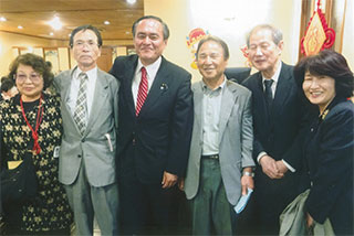 山城さん、吉田党首を囲んで