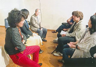 お客さんの目の前でトーク