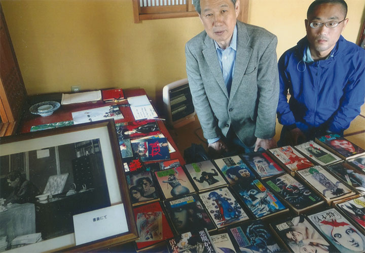 横溝館の入り口で