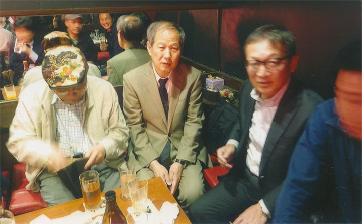 伊藤文學さん（左）。河北新報の佐藤さん