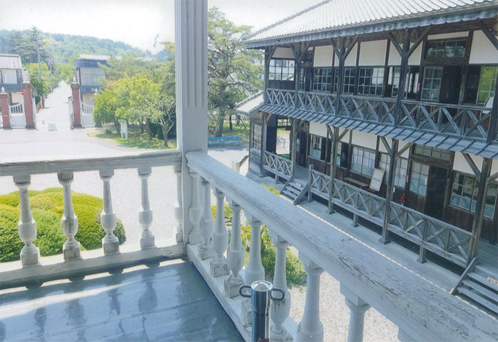 このバルコニーからは全ての教室が見えるんです