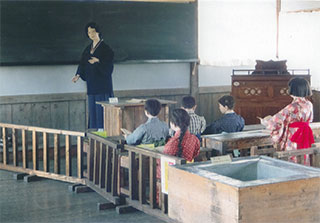 隣では先生が授業をしてました