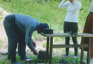 コンロで火をおこしてます