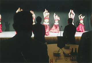 オープニングは華やかなダンスでした